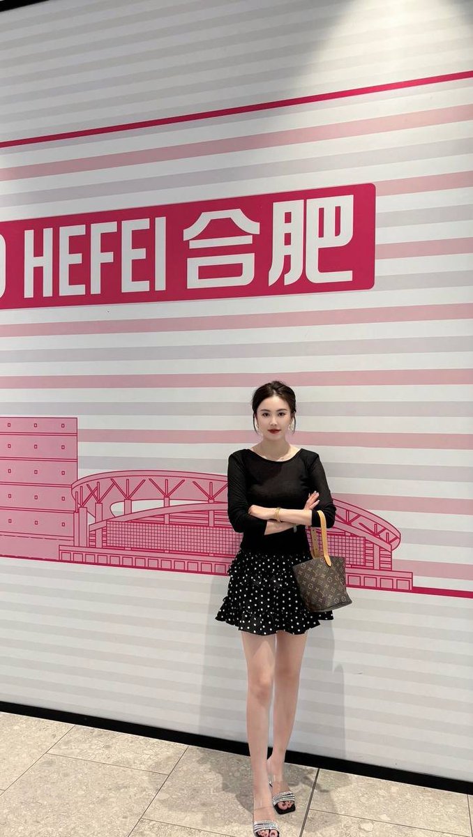 ___tiera___'s tweet photo. 本来兴冲冲in77的室外幽会溜达日，结果被合肥的雨给劝退了，好无语，直接转战商场室内��。在合肥下雨天你们会转战去哪里呢 https://t.co/ePZEQQhEXF