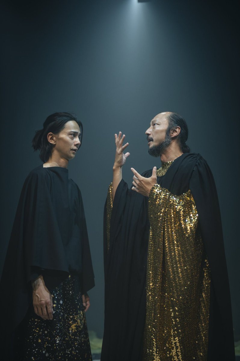 shojiro_yokoi's tweet photo. G.GARAGE///
SHAKESPEARE-DÕ 06
「冬物語」
閉幕。
ご来場賜りました全ての皆様、応援してくださった全ての皆様、本当にありがとうございました！

人を想う、言葉を届ける、愛することは気がつけば当たり前になっていて、その分無意識になってしまうもの。そこに自分の全てを賭けて「意識的」に生きた冬物語の世界は毎日に彩りを、幸せを、喜びを僕に運んでくれました。

自分が信じる最強の劇団G.GARAGE///
共に闘ってくださったキャストの皆様
目撃してくださった全てのお客様
遠くからでも声援を送ってくださった方々

全てがアッセンブルしたシアター倉の空間は世界で一番大好きな場所でした。

改めまして心よりお礼申し上げます。

これからも引き続きご声援賜りますと幸いです。

G.GARAGE///
最高。

Photo by：#BUN さん📸

#GG冬物語