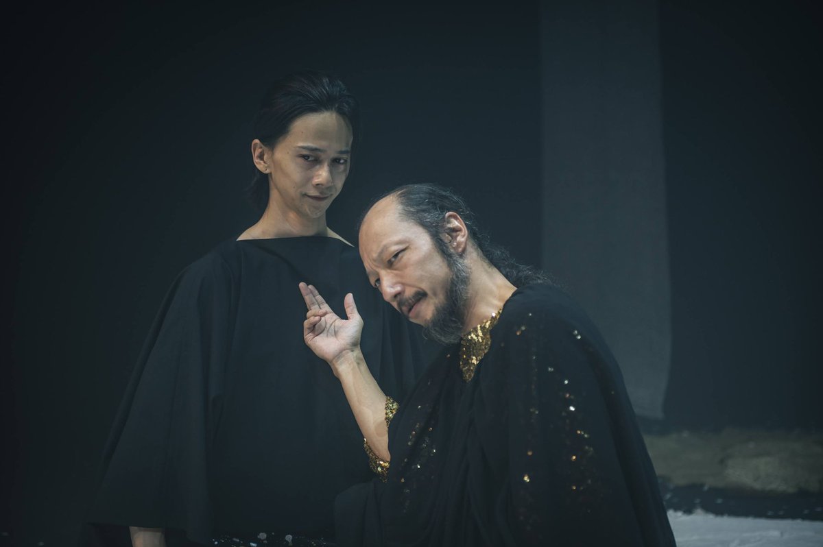 shojiro_yokoi's tweet photo. G.GARAGE///
SHAKESPEARE-DÕ 06
「冬物語」
閉幕。
ご来場賜りました全ての皆様、応援してくださった全ての皆様、本当にありがとうございました！

人を想う、言葉を届ける、愛することは気がつけば当たり前になっていて、その分無意識になってしまうもの。そこに自分の全てを賭けて「意識的」に生きた冬物語の世界は毎日に彩りを、幸せを、喜びを僕に運んでくれました。

自分が信じる最強の劇団G.GARAGE///
共に闘ってくださったキャストの皆様
目撃してくださった全てのお客様
遠くからでも声援を送ってくださった方々

全てがアッセンブルしたシアター倉の空間は世界で一番大好きな場所でした。

改めまして心よりお礼申し上げます。

これからも引き続きご声援賜りますと幸いです。

G.GARAGE///
最高。

Photo by：#BUN さん📸

#GG冬物語