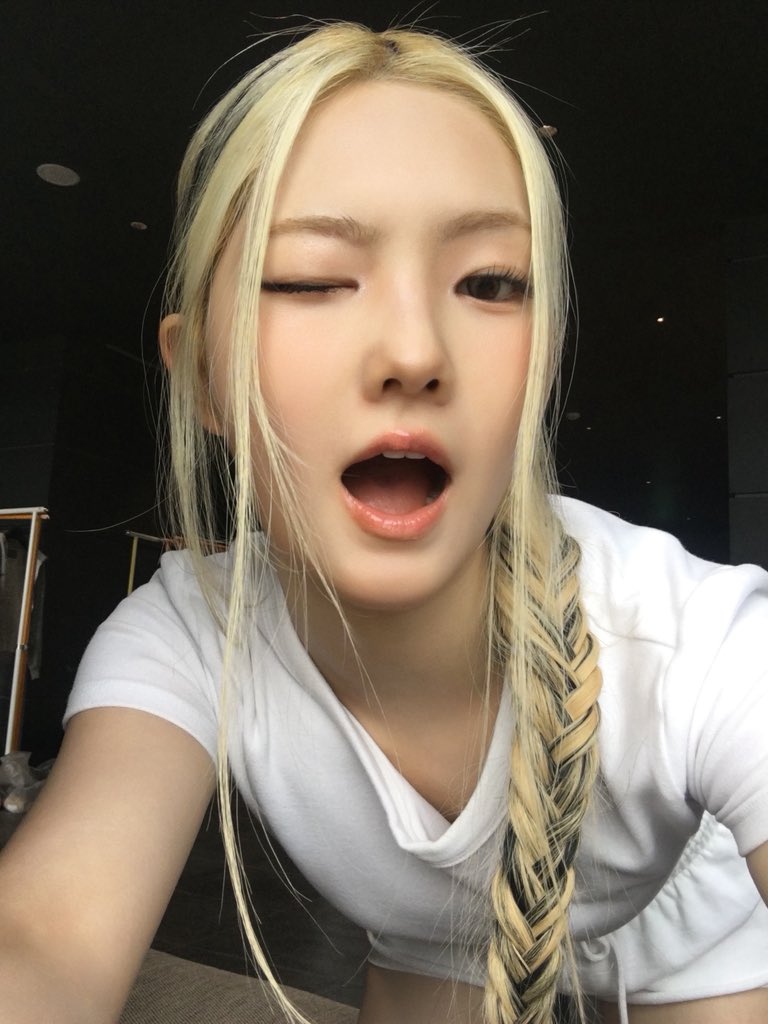 ihamheeu's tweet photo. 260831 #서희 위버스 포스트

안농! 서희예요 ◡̈ 
다들 하루를 잘 보내고 있나욥?! ㅎㅎ 왕 이제 데뷔한 지 딱! 일쥬일이 됐는데!! 다들 저희 튜이드와 즐거운 한 주를 보내셨을 지 너무너무 궁금해요. 저희는 여러분 덕분에 아쭈 즐겁고 행복한 한 주였답니댜🫧💗 
매일 매일 스케줄들을 하면서 너뮤 재밌구 행복하니까 제가 이 일을 하기로 맘 먹구 열심히 달려왔던 시간들을 보답받는 기분이에요.🥺 감사합니다.•♡ 
첫 주에 활동하면서 서툴렀던 점들이 있었을 수 있겠지만, 앞으로 더 나아지는 모습 보여드릴 수 있게 계속 열씨미.ᐟ  할게요. 튜이드 좋아하는 게 자랑스러울 수 있게!!! 그러니까 쭉 지켜봐주세요🤍 
이번쭈도 홧팅-!♡ 글구 밥도 잘 챙겨먹구요. 영양제도 잘 챙겨먹구요. 잠도 잘 자구! 잘 지내다가 우리 또 만나욤-♥.ᐟ 

인가에서 작가님이랑 매점에서 저희 데뷔 축하한다구 그 유명한 하트 뻥튀기를 선물해주셨어요🥹💗 감사합니다😻 글고 그 뻥튀기에 아트를 한 번 해봤습니다. 튜이드뻥이랑 더블하트뻥 제가 만들었어여 I'm 뻥튀스트