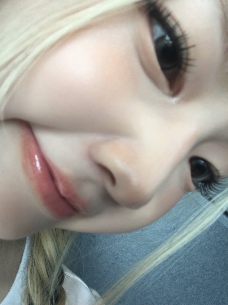 ihamheeu's tweet photo. 260831 #서희 위버스 포스트

안농! 서희예요 ◡̈ 
다들 하루를 잘 보내고 있나욥?! ㅎㅎ 왕 이제 데뷔한 지 딱! 일쥬일이 됐는데!! 다들 저희 튜이드와 즐거운 한 주를 보내셨을 지 너무너무 궁금해요. 저희는 여러분 덕분에 아쭈 즐겁고 행복한 한 주였답니댜🫧💗 
매일 매일 스케줄들을 하면서 너뮤 재밌구 행복하니까 제가 이 일을 하기로 맘 먹구 열심히 달려왔던 시간들을 보답받는 기분이에요.🥺 감사합니다.•♡ 
첫 주에 활동하면서 서툴렀던 점들이 있었을 수 있겠지만, 앞으로 더 나아지는 모습 보여드릴 수 있게 계속 열씨미.ᐟ  할게요. 튜이드 좋아하는 게 자랑스러울 수 있게!!! 그러니까 쭉 지켜봐주세요🤍 
이번쭈도 홧팅-!♡ 글구 밥도 잘 챙겨먹구요. 영양제도 잘 챙겨먹구요. 잠도 잘 자구! 잘 지내다가 우리 또 만나욤-♥.ᐟ 

인가에서 작가님이랑 매점에서 저희 데뷔 축하한다구 그 유명한 하트 뻥튀기를 선물해주셨어요🥹💗 감사합니다😻 글고 그 뻥튀기에 아트를 한 번 해봤습니다. 튜이드뻥이랑 더블하트뻥 제가 만들었어여 I'm 뻥튀스트