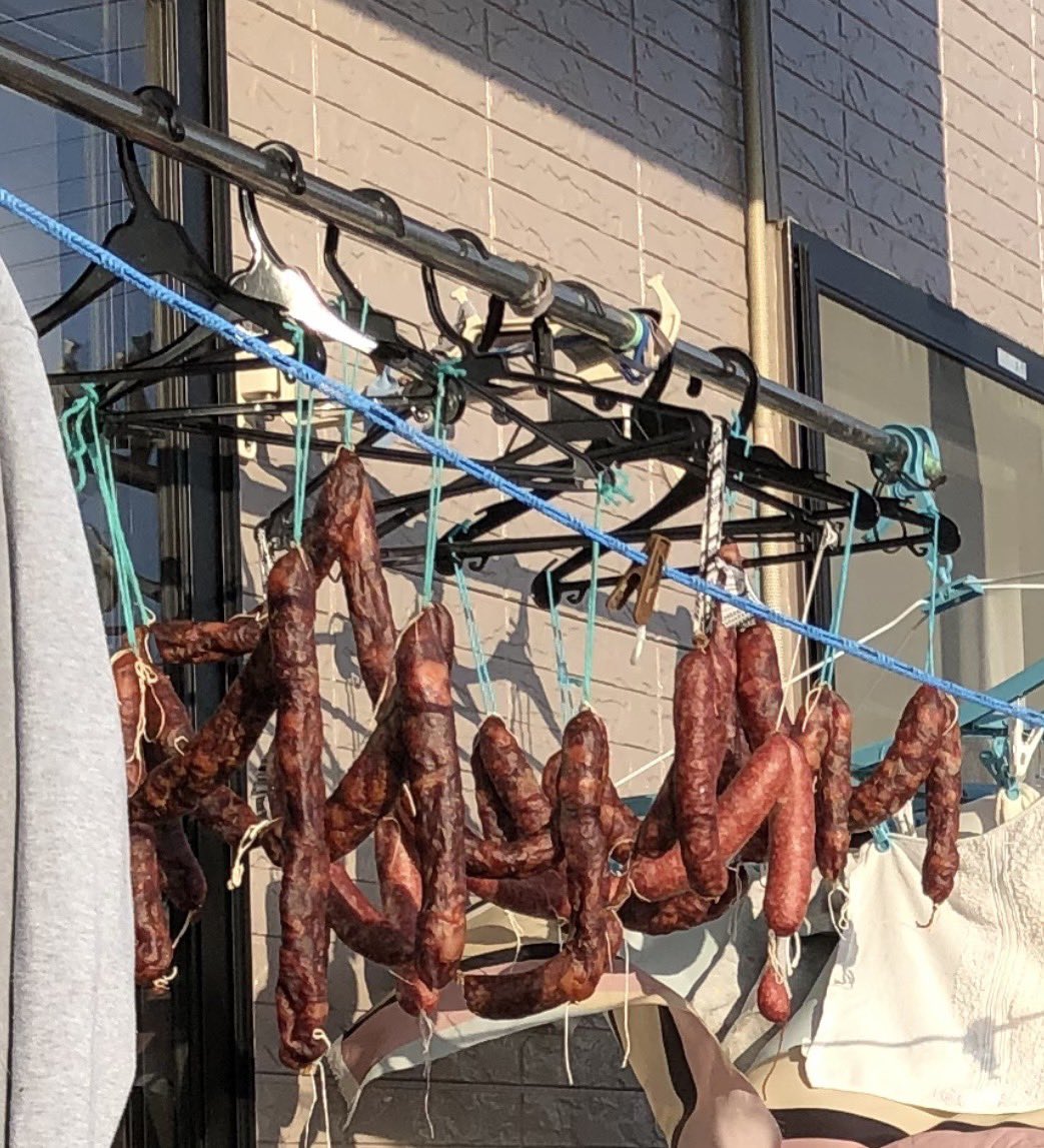 migikatakawai's tweet photo. 私の知り合いが住んでいる埼玉のマンションの1階が中国人。
文化の違いを感じて、すぐに引っ越しされたそう。

・ベランダに謎の肉
・共用部で食材干し https://t.co/QWV98Q8keD