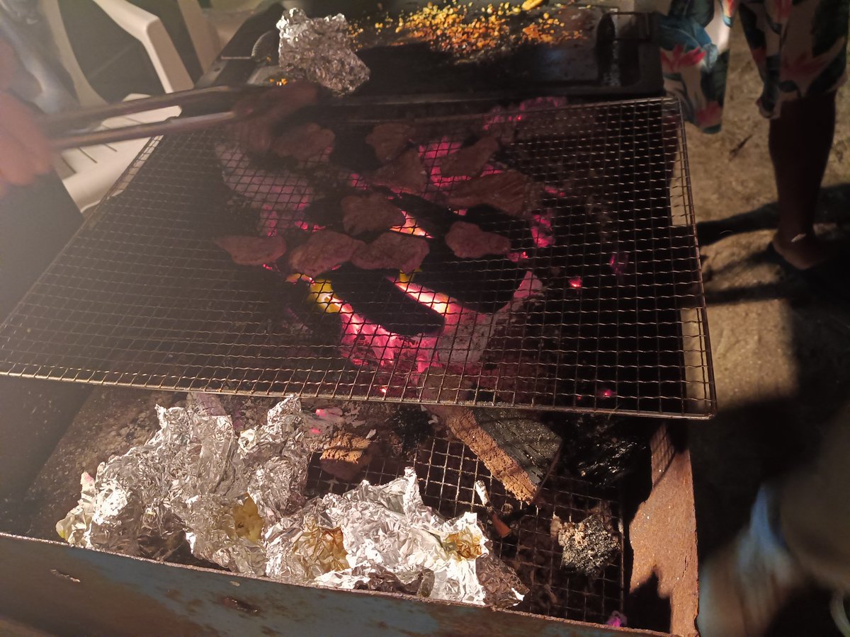 honsava's tweet photo. 割と暗闇でお疲れ様でした浜辺でBBQ🥩🥔🥖 https://t.co/gm52Bgfd2a