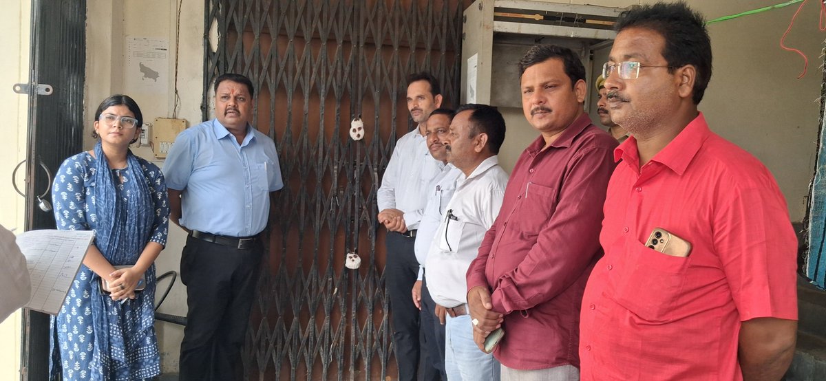 DmAmethi's tweet photo. आज दिनांक 31.08.2026 को राजनैतिक दलों के प्रतिनिधियों के साथ तहसील गौरीगंज परिसर में स्थित ईवीएम/वीवीपैट वेयरहाउस की वाहृय सुरक्षा व्यवस्था का स्थलीय निरीक्षण कर संबंधित अधिकारियों को आवश्यक दिशा-निर्देश दिए। https://t.co/lSWuncOmhc