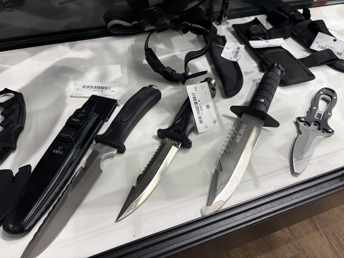 coedo8080's tweet photo. おや？かっこ良くて面白いものが入荷したのですが……
ギンギラギンに光るブレードにコルトの刻印……かっこいいですねぇ！ https://t.co/B2SE2pGDfg