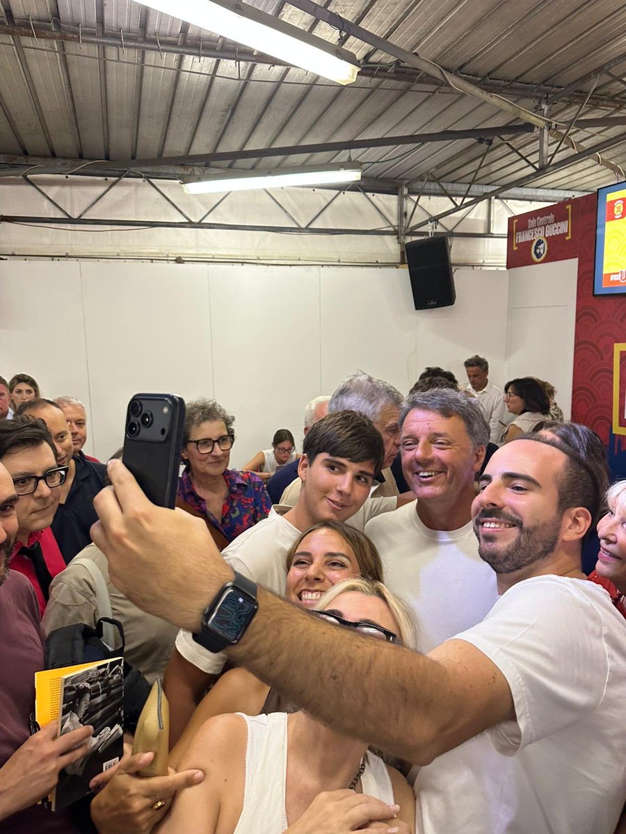 matteorenzi's tweet photo. Bellissima l’accoglienza di Bologna ieri alla Festa dell’Unità. Piano piano tutti si stanno convincendo: il centrosinistra può davvero vincere le elezioni e cambiare questo Paese. Vamos! https://t.co/V8ED8EdJjE