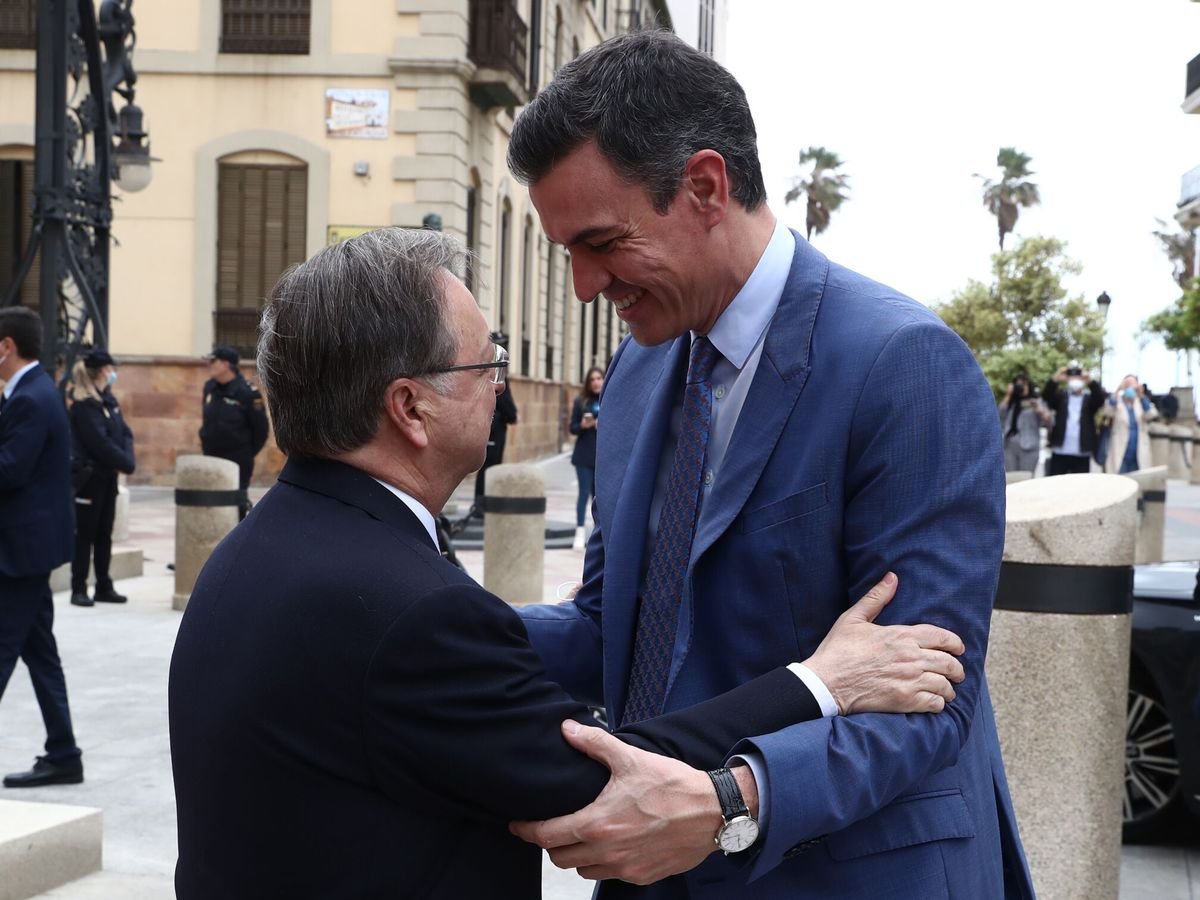 rchamode's tweet photo. Lo realmente sorprendente es que el PP siga gobernando en Ceuta apoyándose en el PSOE pudiendo conformar una mayoría absoluta con VOX.
Y que siga pactando con el PSOE en Bruselas después de los acuerdos PSOE-Bildu, la corrupción, la amnistía a los golpistas, el pacto traidor sobre Gibraltar, la cesión de Sánchez ante Marruecos en el Sáhara...
Esa es la pregunta que deberían hacerse los españoles:

¿Por qué el PP sigue prefiriendo pactar con el PSOE antes que con VOX?