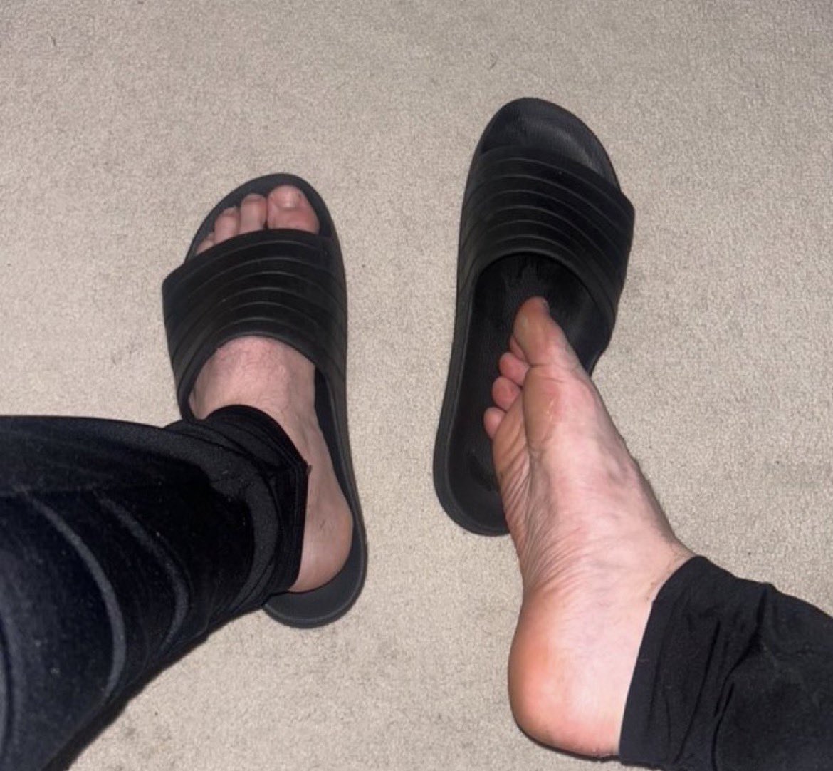 MasterOscarH's tweet photo. Morning boys your master is off to the gym 💪🏼

Who’s going to get bullied by young superior stinky teenage feet today ? 🖕🏼🦶🏼

Findom cashmaster scally teen foot master teen feet young feet male boy foot slave videos trampling licking jock uk Ireland London rich luxury https://t.co/QhKDoSXNGi