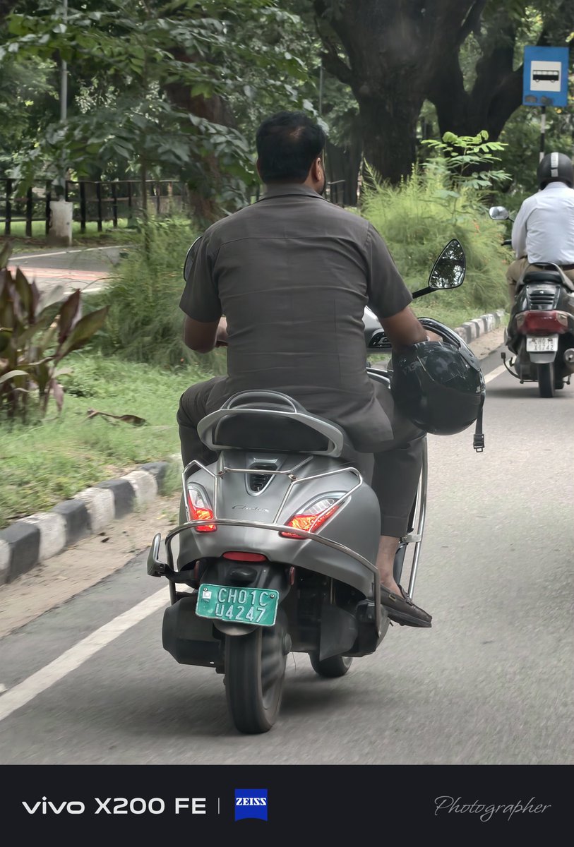 angleslover08's tweet photo. @trafficchd 
Person Is driving on sector 21- Sector 18 towards sector 17 is having a helmet but not wearing it. #chandigarhtrafficpolice https://t.co/7dPdhyYHpS