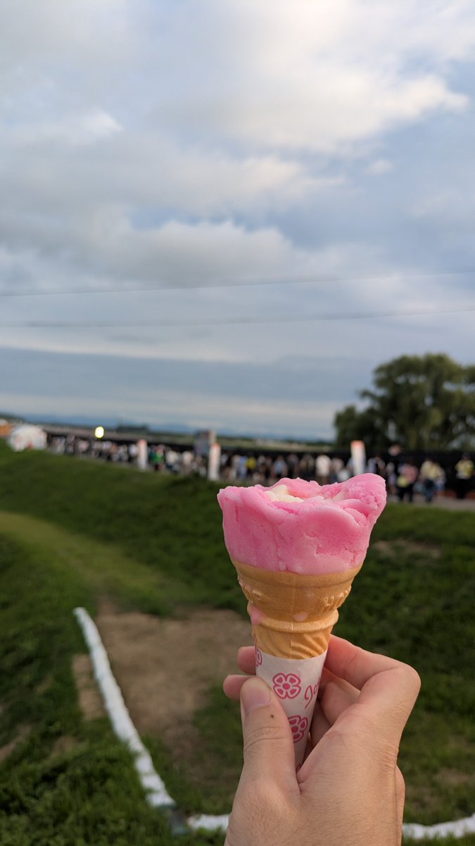 n_khide's tweet photo. 昼花火と秋田のババヘラアイスと熊肉を求めて行ったお店に熊肉なくて食べたうさぎ肉ラーメン
昼花火珍しくて面白かった
ババヘラアイスはかき氷みたいだった
うさぎ肉は鶏肉に近かった！ https://t.co/mbU6mV28jH