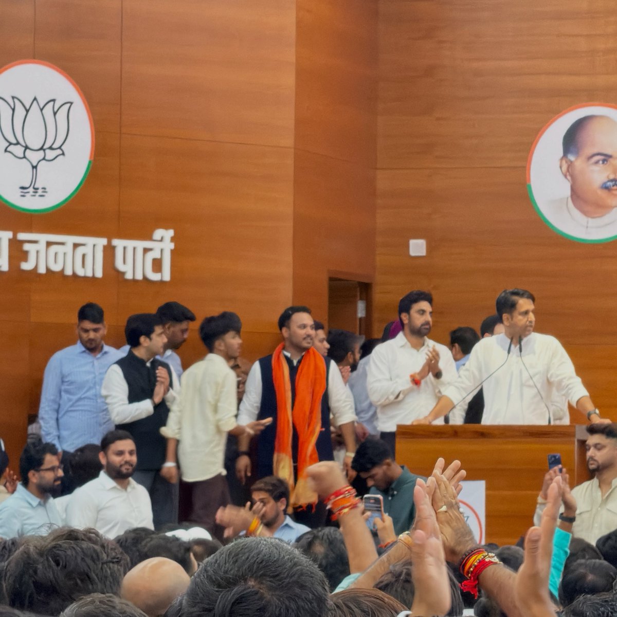 VAnoopdhanak1's tweet photo. 🔥 डॉ. हेमांग जोशी जी के नेतृत्व में युवा शक्ति का नया आगाज़!
🚩 BJYM में नई ऊर्जा, नया जोश और नई दिशा!
💪 युवा नेतृत्व के साथ संगठन होगा और मजबूत!
🇮🇳 राष्ट्र प्रथम के संकल्प के साथ आगे बढ़ता युवा भारत! https://t.co/6yPM4LXsWL