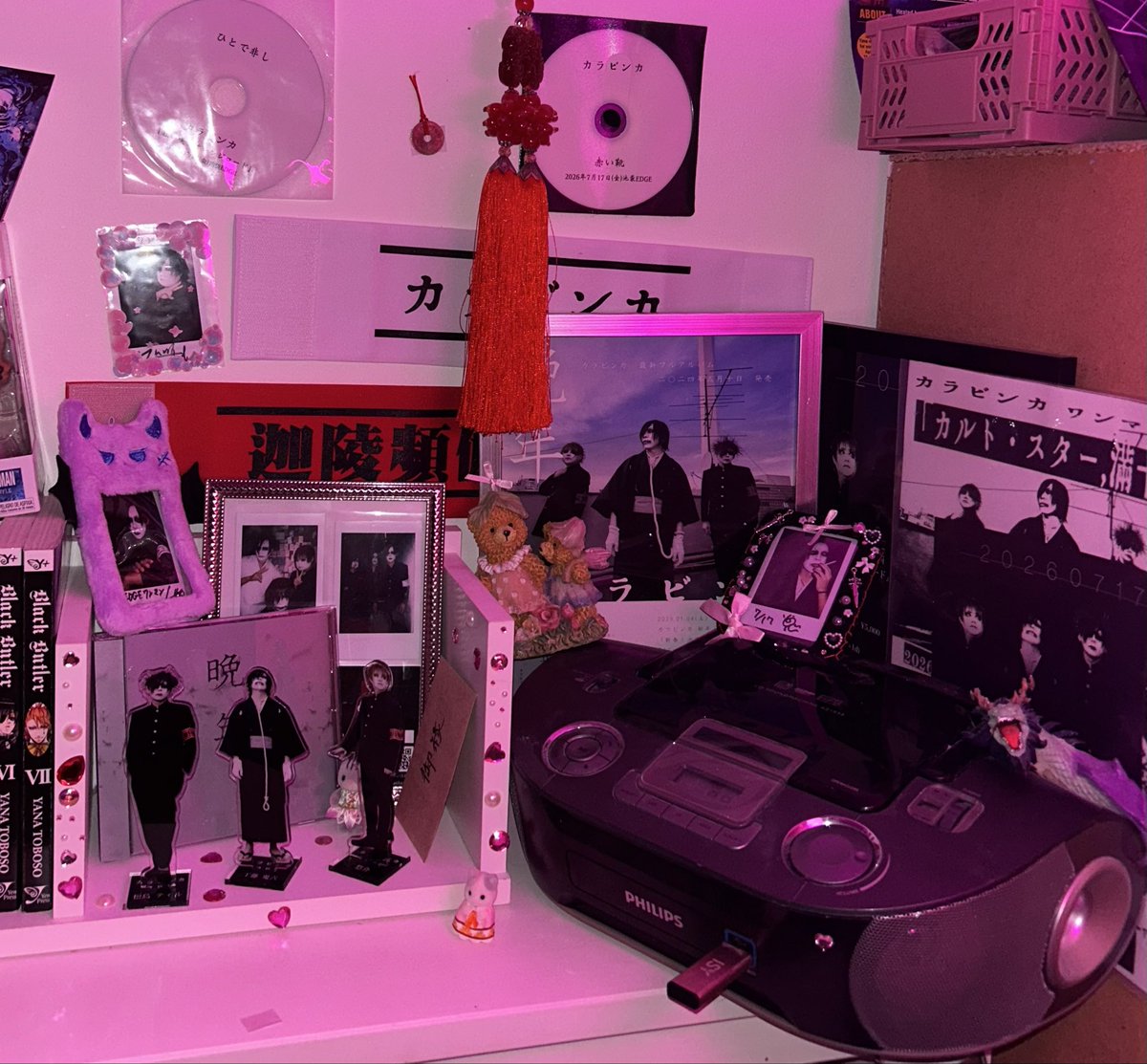 DoyoulikeLayla's tweet photo. Bit messy, but I’m so happy! Please give @kalavinkachan a listen!
What makes me happiest is that by being a fan I got so many amazing friends. I truly want to thank @kotoba2silence for getting these for me and always being so kind!
She has great music recs so def follow her too🤭 https://t.co/HCyZCwvLSI