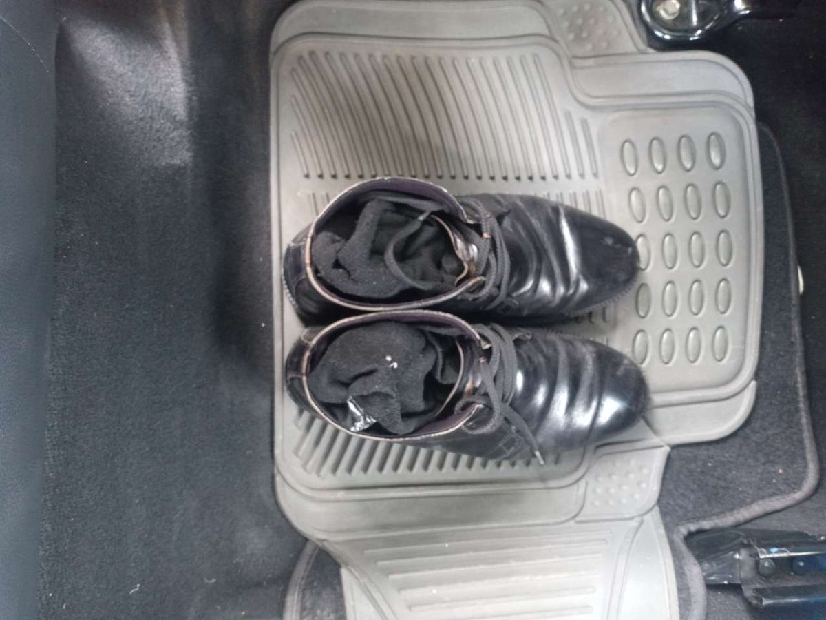 boylovetoe's tweet photo. Menurut kalian, dia satpam, polisi, atau tni?

Jdi, tadi gw pesen ****car, &amp; duduk lah di belakang. Dan yg bikin kaget ada sepatu ama kaoskakinya di kursi belakang. Anjir gw smpat cium baunya enak bgt... pngen gw colong! Org nya seperti udh beristri, tinggi manis, bersih, duhh https://t.co/9vUoH9o6I7