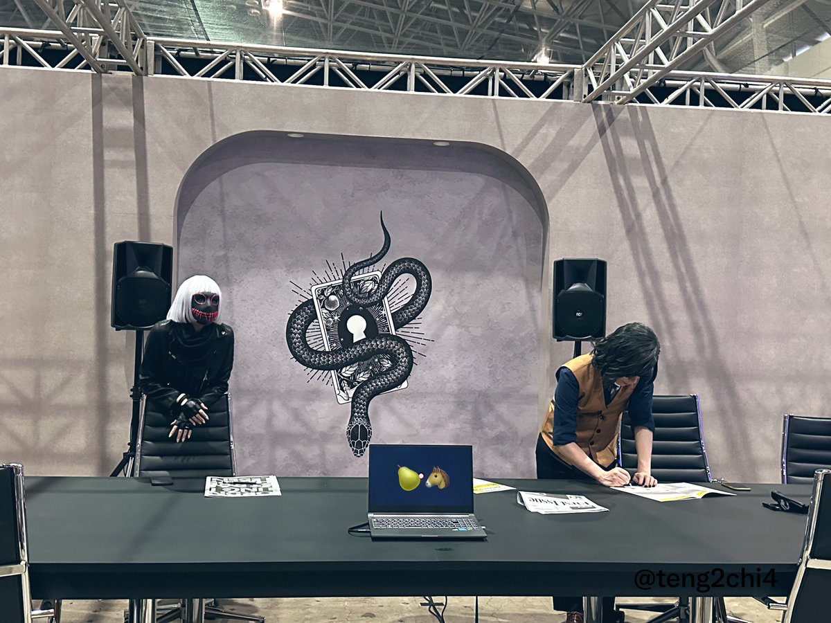 teng2chi4's tweet photo. ストグラフェス1周年だってよ②
ARCANA🐍ブース無馬のか〜な〜の秘書ズはそのまま過ぎて本当に"質感"がエグかったね…と言う話。
謎解きし続ける小峯さんと早々に諦めたねね。📷🆗タイムで4人で集まってお話もするし、ファンサがアツいこみねね。ラルさんのいる方に🫰💕
 #ストグラフェスお土産話 https://t.co/E4i85Y6oNw