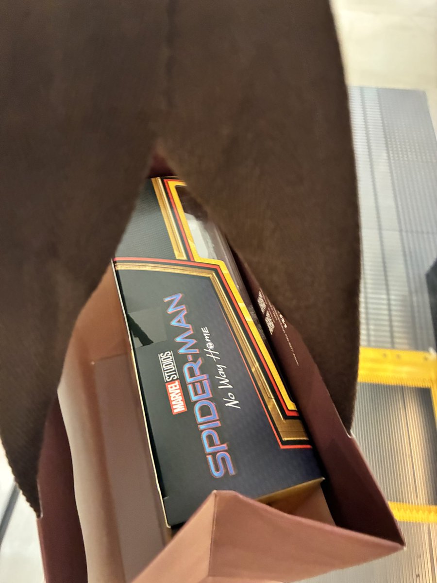siropicant01's tweet photo. ニューレッドではないけど買えたの熱すぎる

あとは実写スパイディの中で1番好きなトビー版買えばnwhのシーン再現できる！！ https://t.co/Zr5csvVUzv