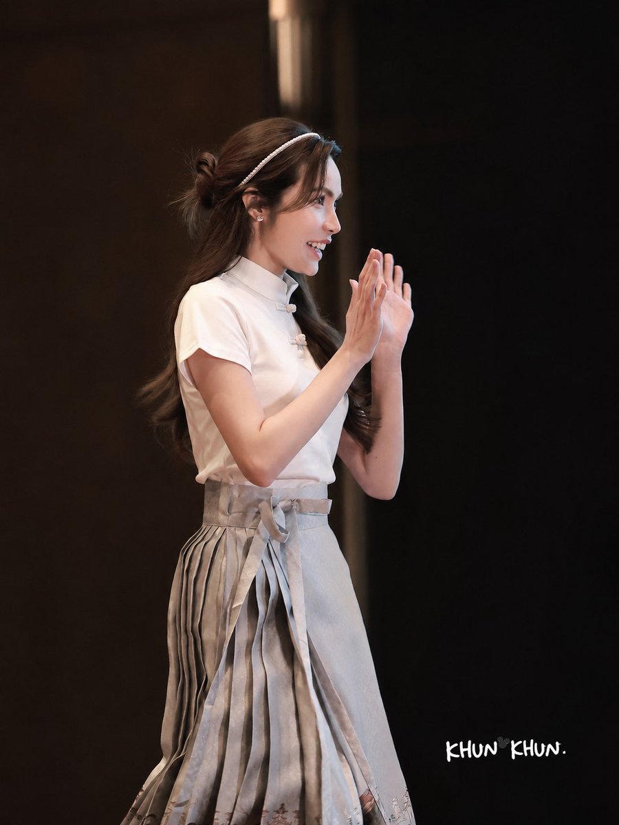 Nin23Ratta's tweet photo. ตลอด 5 ปี เรามักจะเห็นภาพการโบกมือทักทาย รอยยิ้ม แววตาที่ส่งให้แฟนคลับอย่างมีความสุขทุกครั้งที่ได้เจอจากชาล็อตเสมอ✨🐰🤍 :-) 

HERE WITH CHARLOTTE31
#ชาล็อตออสติน #CharlotteAustin
@itscharlotty https://t.co/T2f96sK3oz