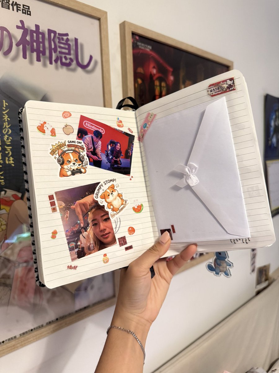 shynouh's tweet photo. J’ai littéralement eu le meilleur cadeau au monde pour mon anniversaire, un album avec sur chaque page, une lettre écrite à la main par tout mon entourage et décoré selon les personnes, je suis en LARMES 💖😭 https://t.co/iK8TiWX5SG