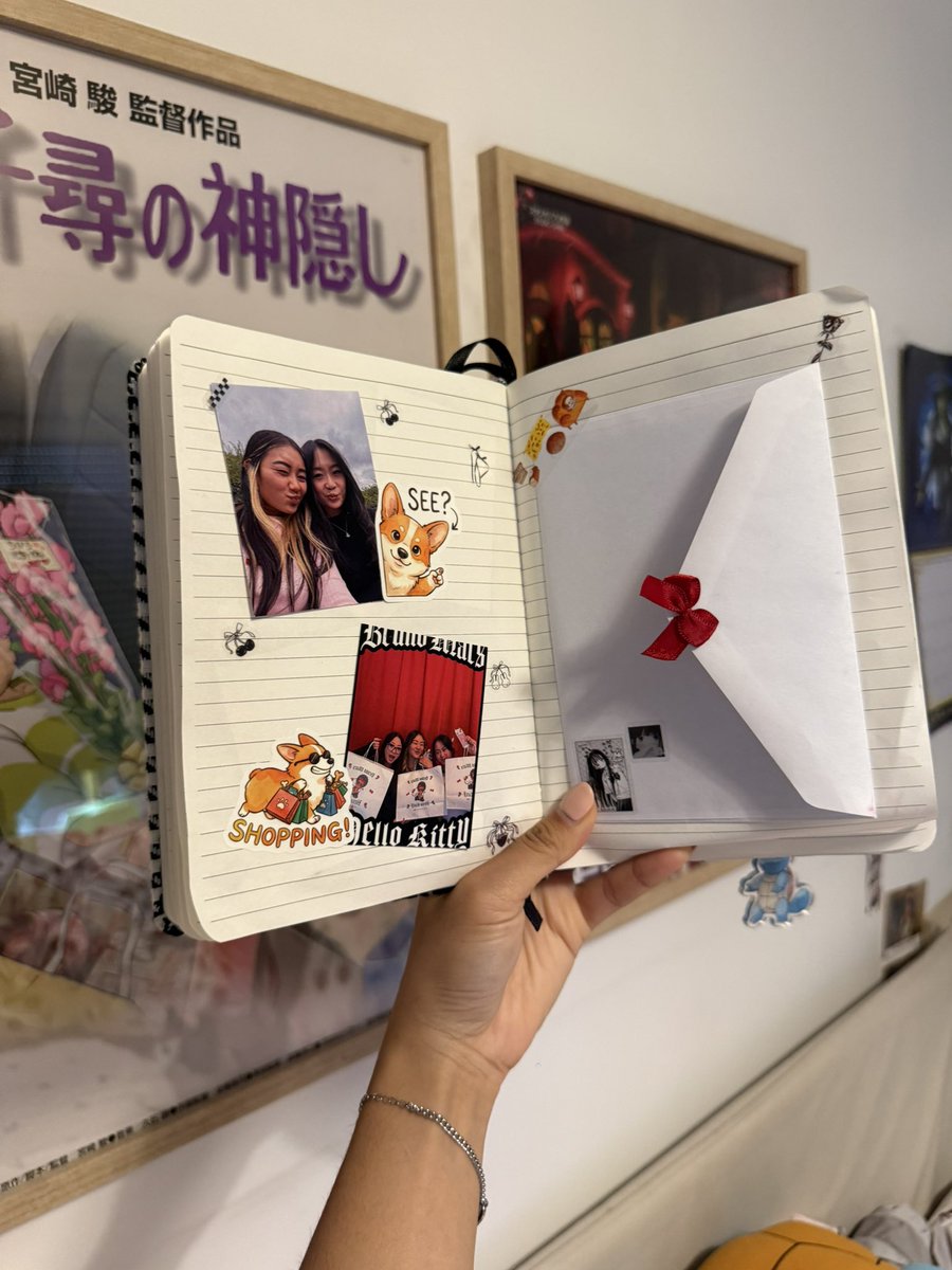 shynouh's tweet photo. J’ai littéralement eu le meilleur cadeau au monde pour mon anniversaire, un album avec sur chaque page, une lettre écrite à la main par tout mon entourage et décoré selon les personnes, je suis en LARMES 💖😭 https://t.co/iK8TiWX5SG