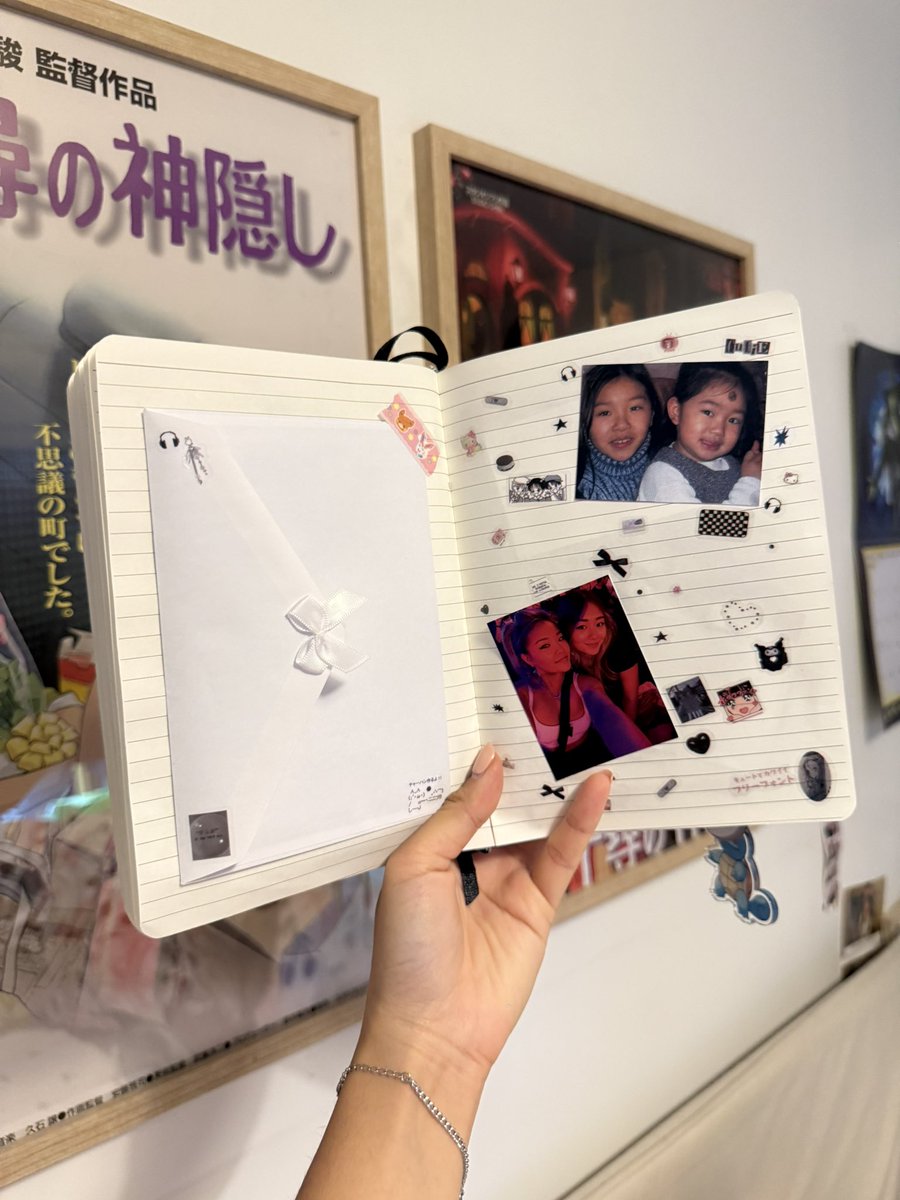 shynouh's tweet photo. J’ai littéralement eu le meilleur cadeau au monde pour mon anniversaire, un album avec sur chaque page, une lettre écrite à la main par tout mon entourage et décoré selon les personnes, je suis en LARMES 💖😭 https://t.co/iK8TiWX5SG