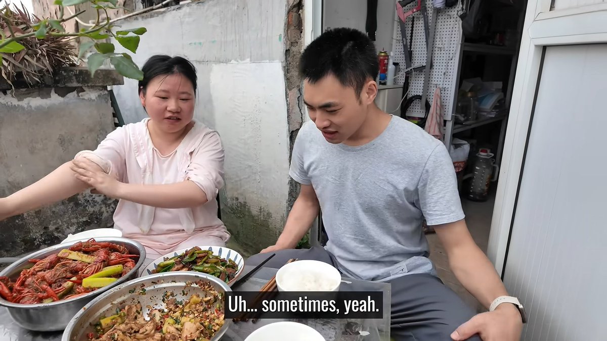 karirfess's tweet photo. Ini mungkin real life di China sana ya..
Ternyata harga "kebebasan" di sana mahal. 🙃🥲

"Jared, 28 tahun, mantan engineer AI di Chengdu"
- Keluar dari kerja kantor “996”: jam 9 pagi–9 malam, 6 hari seminggu
- Pilih jadi freelancer, bareng istri yang baru setahun menikah
- Tinggal di rooftop bangunan tua, tanpa izin, atap bocor, tanpa AC
- Ayah mertua sempat syok saat pertama datang
- Siang coding dan latih model AI untuk klien
- Tarif proyek turun karena AI bikin kerjaan coding terasa lebih murah
- Sore–malam jadi kurir makanan, meski hujan
- Target ojol sekitar 1.000 RMB sebulan, cukup untuk sewa
- Sewa rooftop 1.000 RMB, bayar ke tetangga bawah
- Penghasilan gabungan suami-istri sekitar 1.000 dolar per bulan
- Makan hemat, sering instan 5 RMB
- Tetap bertahan karena tidak mau kembali ke tekanan KPI atasan

Beliau ini bilang kalau kebebasan dari kantor tidak otomatis enak. Kadang yang ditukar justru rasa aman, lalu kerja dua shift supaya tetap bisa hidup.