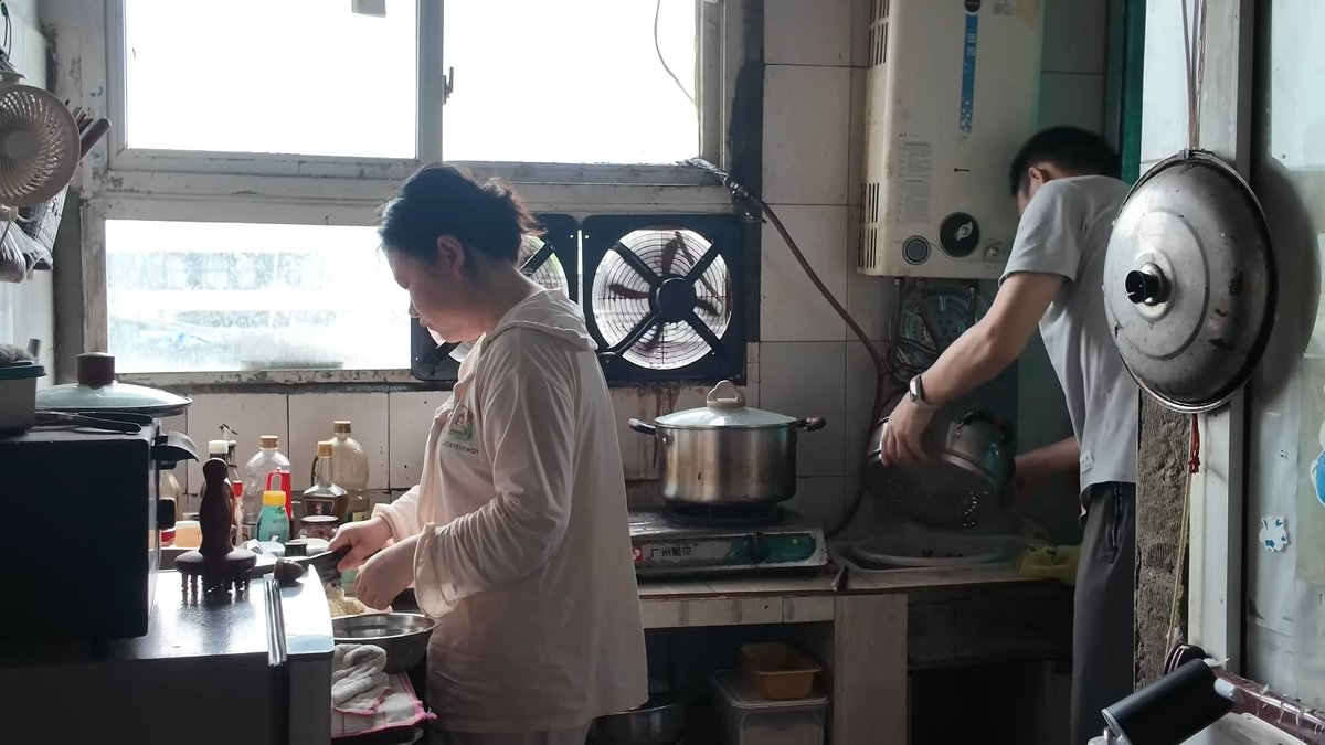 karirfess's tweet photo. Ini mungkin real life di China sana ya..
Ternyata harga "kebebasan" di sana mahal. 🙃🥲

"Jared, 28 tahun, mantan engineer AI di Chengdu"
- Keluar dari kerja kantor “996”: jam 9 pagi–9 malam, 6 hari seminggu
- Pilih jadi freelancer, bareng istri yang baru setahun menikah
- Tinggal di rooftop bangunan tua, tanpa izin, atap bocor, tanpa AC
- Ayah mertua sempat syok saat pertama datang
- Siang coding dan latih model AI untuk klien
- Tarif proyek turun karena AI bikin kerjaan coding terasa lebih murah
- Sore–malam jadi kurir makanan, meski hujan
- Target ojol sekitar 1.000 RMB sebulan, cukup untuk sewa
- Sewa rooftop 1.000 RMB, bayar ke tetangga bawah
- Penghasilan gabungan suami-istri sekitar 1.000 dolar per bulan
- Makan hemat, sering instan 5 RMB
- Tetap bertahan karena tidak mau kembali ke tekanan KPI atasan

Beliau ini bilang kalau kebebasan dari kantor tidak otomatis enak. Kadang yang ditukar justru rasa aman, lalu kerja dua shift supaya tetap bisa hidup.