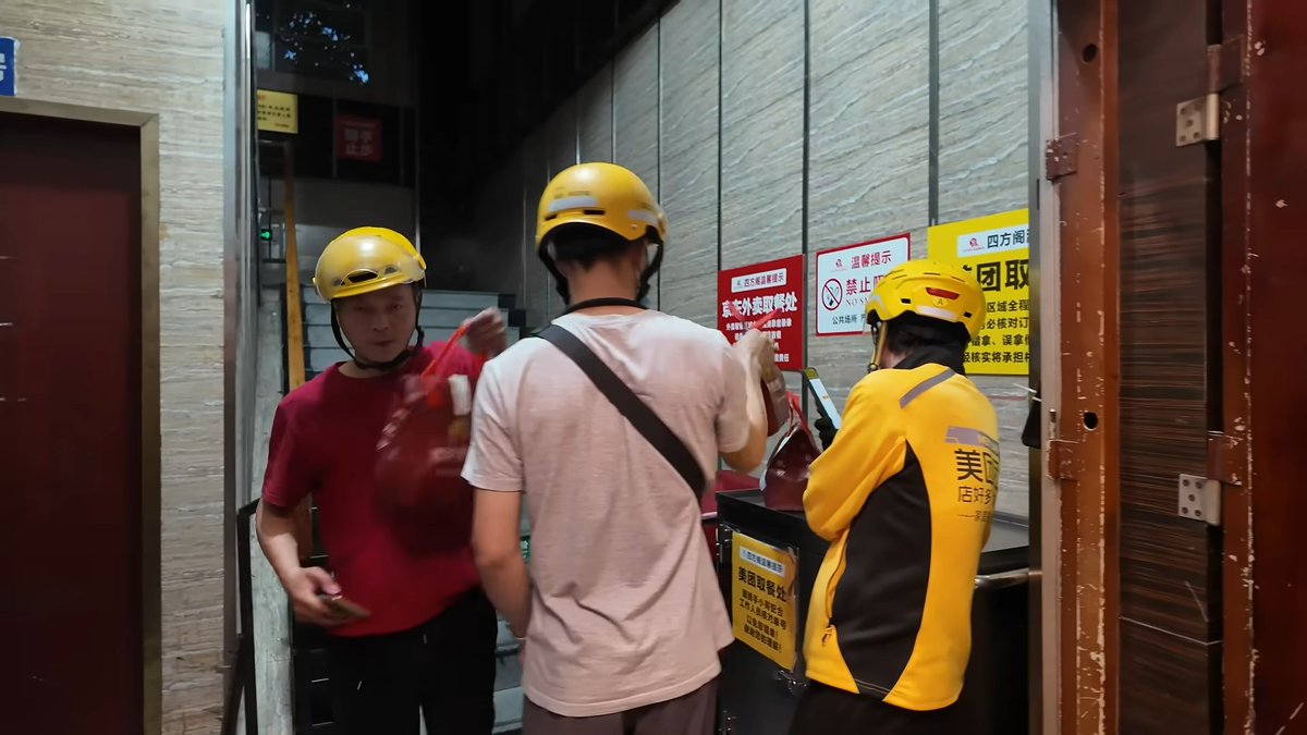 karirfess's tweet photo. Ini mungkin real life di China sana ya..
Ternyata harga "kebebasan" di sana mahal. 🙃🥲

"Jared, 28 tahun, mantan engineer AI di Chengdu"
- Keluar dari kerja kantor “996”: jam 9 pagi–9 malam, 6 hari seminggu
- Pilih jadi freelancer, bareng istri yang baru setahun menikah
- Tinggal di rooftop bangunan tua, tanpa izin, atap bocor, tanpa AC
- Ayah mertua sempat syok saat pertama datang
- Siang coding dan latih model AI untuk klien
- Tarif proyek turun karena AI bikin kerjaan coding terasa lebih murah
- Sore–malam jadi kurir makanan, meski hujan
- Target ojol sekitar 1.000 RMB sebulan, cukup untuk sewa
- Sewa rooftop 1.000 RMB, bayar ke tetangga bawah
- Penghasilan gabungan suami-istri sekitar 1.000 dolar per bulan
- Makan hemat, sering instan 5 RMB
- Tetap bertahan karena tidak mau kembali ke tekanan KPI atasan

Beliau ini bilang kalau kebebasan dari kantor tidak otomatis enak. Kadang yang ditukar justru rasa aman, lalu kerja dua shift supaya tetap bisa hidup.