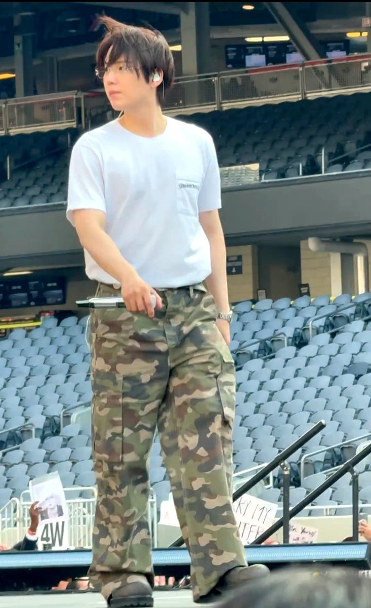 just_bunnybear's tweet photo. I just know Yoongles was sitting there flashing his gummy smile, seeing Tae cutely dance😭 https://t.co/3cRVd1Jh5y
