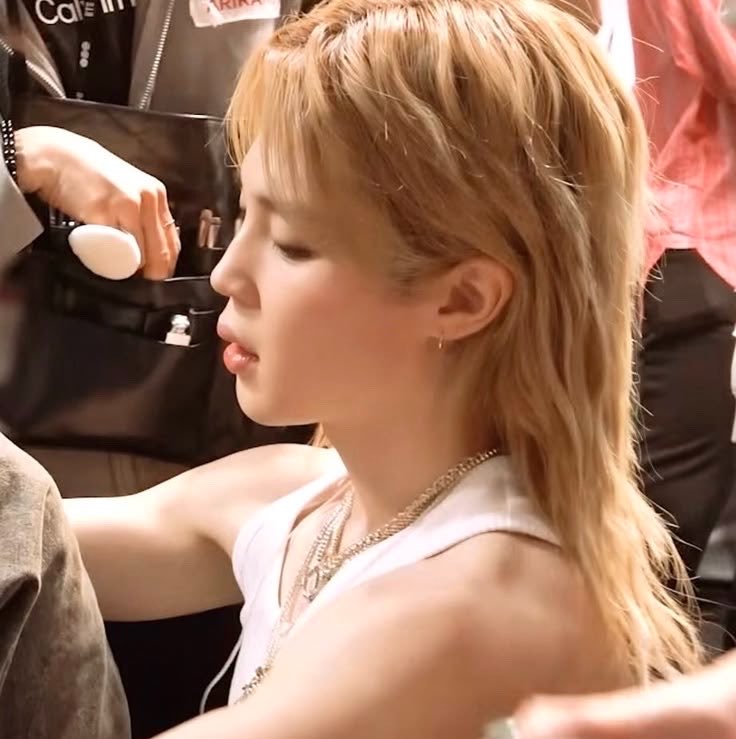 tteokoomi's tweet photo. jimin is currently undergoing prettyfication https://t.co/BEMqUyVZoM