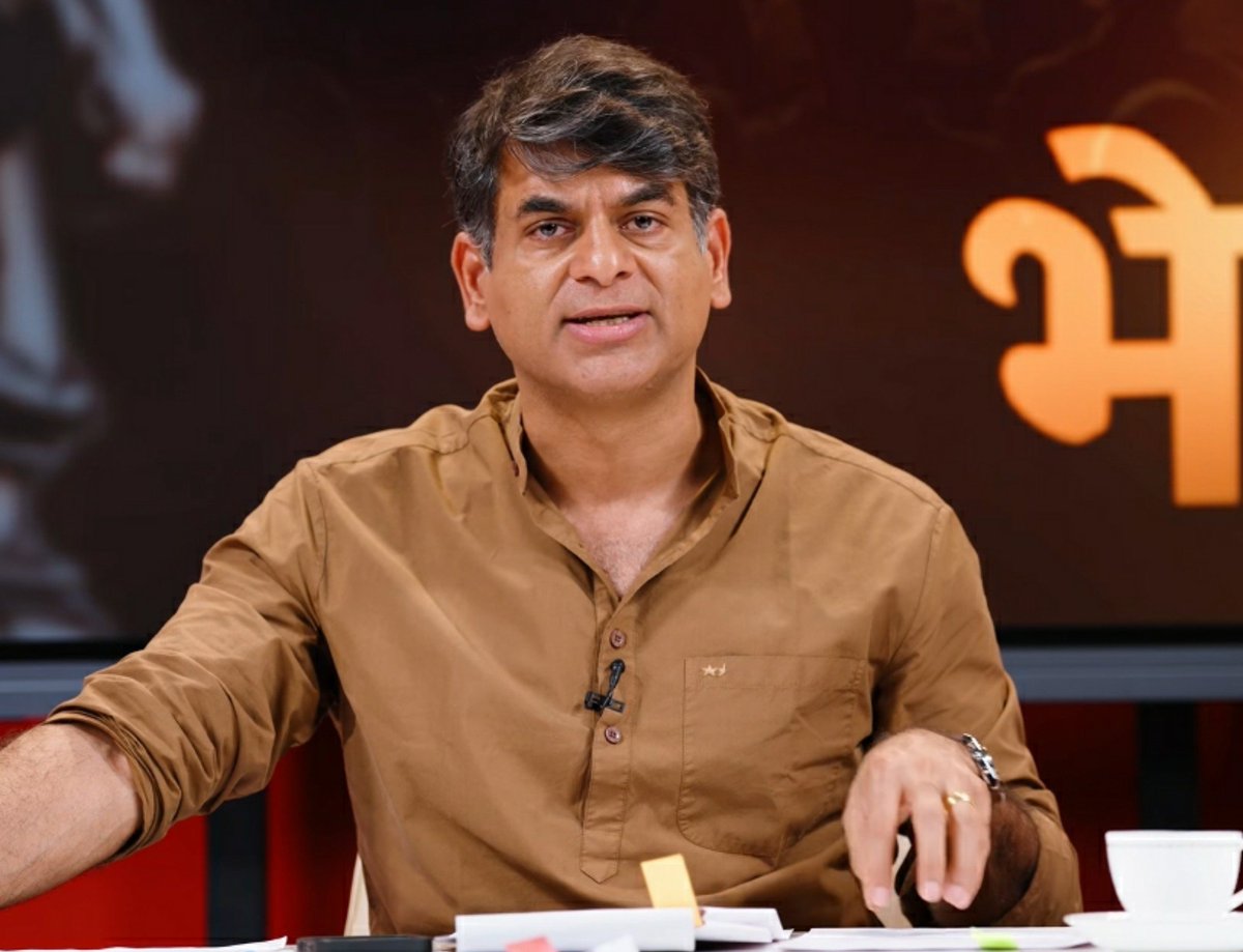 KraantiKumar's tweet photo. इस झंडू बाम का नाम सौरभ द्विवेदी है. इसको आरक्षण पर बहस कराने में मजा आता है.

इस झंडू बाम ने लालनटोप में रहते हुए एक भी OBC SC ST और मुसलमान को आगे नही किया.

जब नाना पाटेकर ने पूछा पत्रकारों की टीम में कोई मुसलमान है क्या, तब ये झंडू बाम बगलें झांकने लग���.

इस झंडू की मांग है आरक्षण में समीक्षा होनी चाहिए. झंडू बाम बोलता है SC-ST आरक्षण में क्रीमी लेयर लागू किया जाना चाहिए.

झंडू बाम कभी अपनी जाति के ओवर प्रेजेंटेशन पर नही बोलता. झंडू बाम कभी सवाल नही करता है जहां आरक्षण नही हैं वहां अगड़ी जातियों का ओवर रिप्रजेंटेशन किस मैरिट पर है ?

झंडू बाम कभी इस मुद्दे पर बहस नही करता मीडिया में कुछेक जातियों का ओवर रिप्रजेंटेशन क्यों है ?

झंडू बाम को केवल आ���क्षण में डिबेट कराने में मजा आता है. डिबेट इस बात पर होनी चाहिए मीडिया में सवर्ण जातियों का ओवर रिप्रजेंटेशन क्यों है. कौन सी परीक्षा पास कर के ये लोग आज तक, जी न्यूज, एबीपी न्यूज और इंडियन एक्सप्रेस हिंदी में नौकरी पा जाते हैं ?