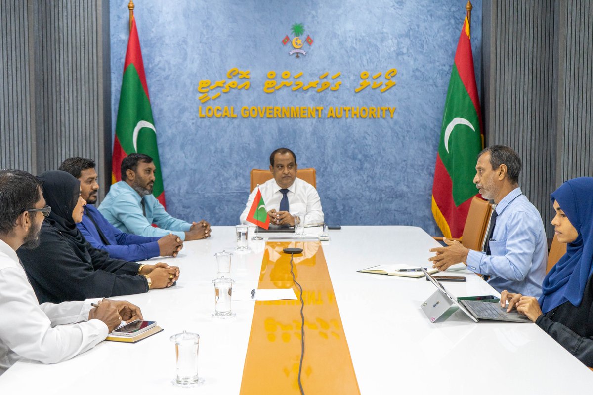 lgaMaldives's tweet photo. ތ.ވިލުފުށީ ކައުންސިލަށް ދިމާވާ ދަތިތަކާއި އަދި އެހީތެރިކަން ބޭނުންވާ ކަންކަމާއި ގުޅޭގޮތުން ކައުންސިލްގެ އެދިލެއްވުމަށް ބޭއްވުނު ބައްދަލުވުން.

#LaamarukazeeRaajje
#laamarukazukurun
#baaruverirayyitheh https://t.co/WTjKBMRHAE