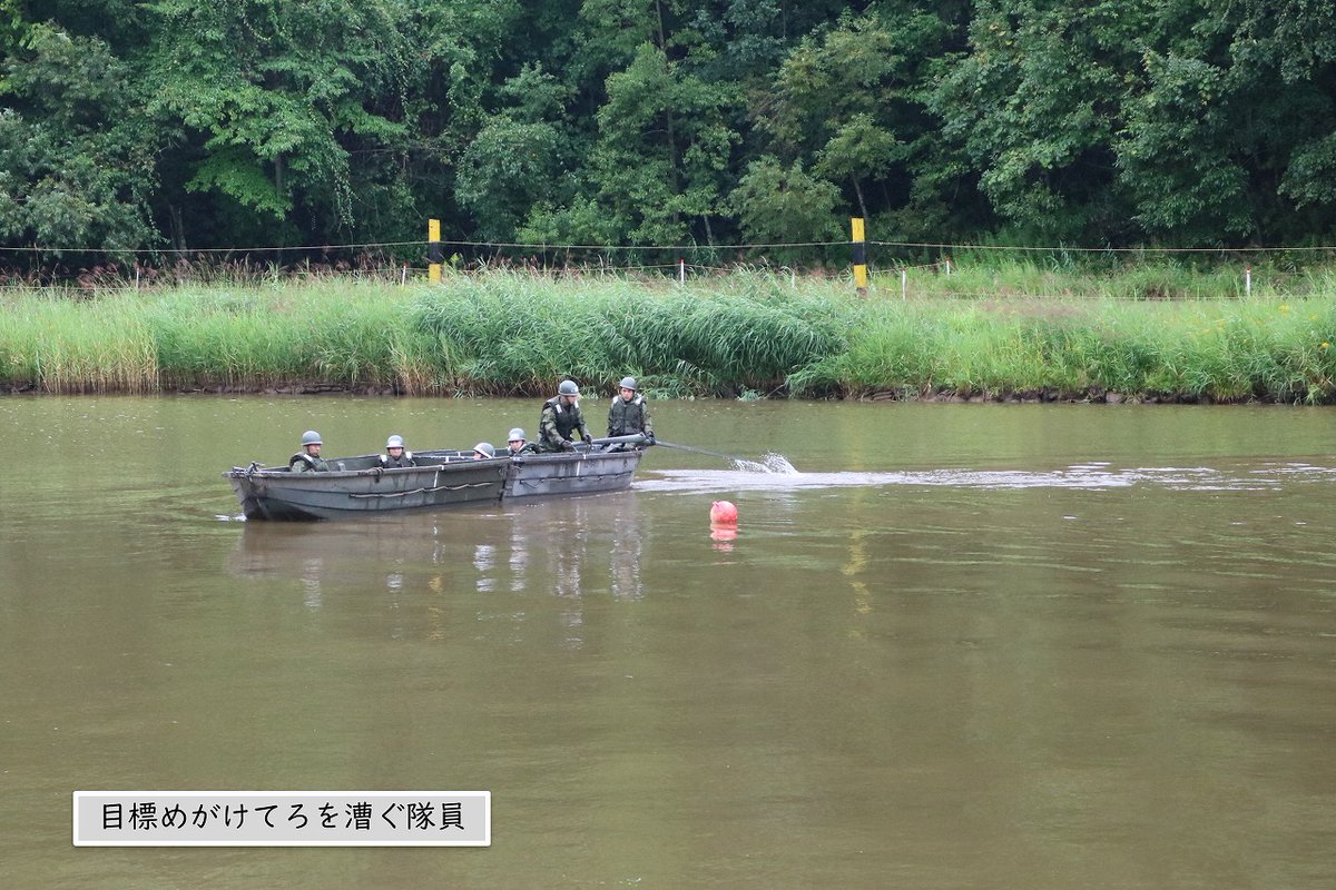 JGSDF_7EBn_pr's tweet photo. 【新隊員後期教育③】
#第７施設大隊 新隊員後期教育は、漕舟及び軽門橋架設訓練を実施しました。
漕舟では、力強くろを漕ぎ、目標に向かって前進！
軽門橋では、支援に来てくれた、本管中隊の隊員と協力し、導板を運搬しました。
日々技術・技能を磨いています(*^▽^*)
#第７師団
#新隊員後期 https://t.co/7t477UQh9U