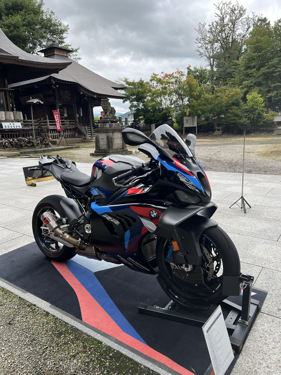 karakoroya's tweet photo. 狛犬と鐵駒
いつもありがとう
今日も無事帰宅
 #W1s #タンデム婆ぁ #旧車バイク 
 #新潟ライダー https://t.co/HqQy6fCUkO