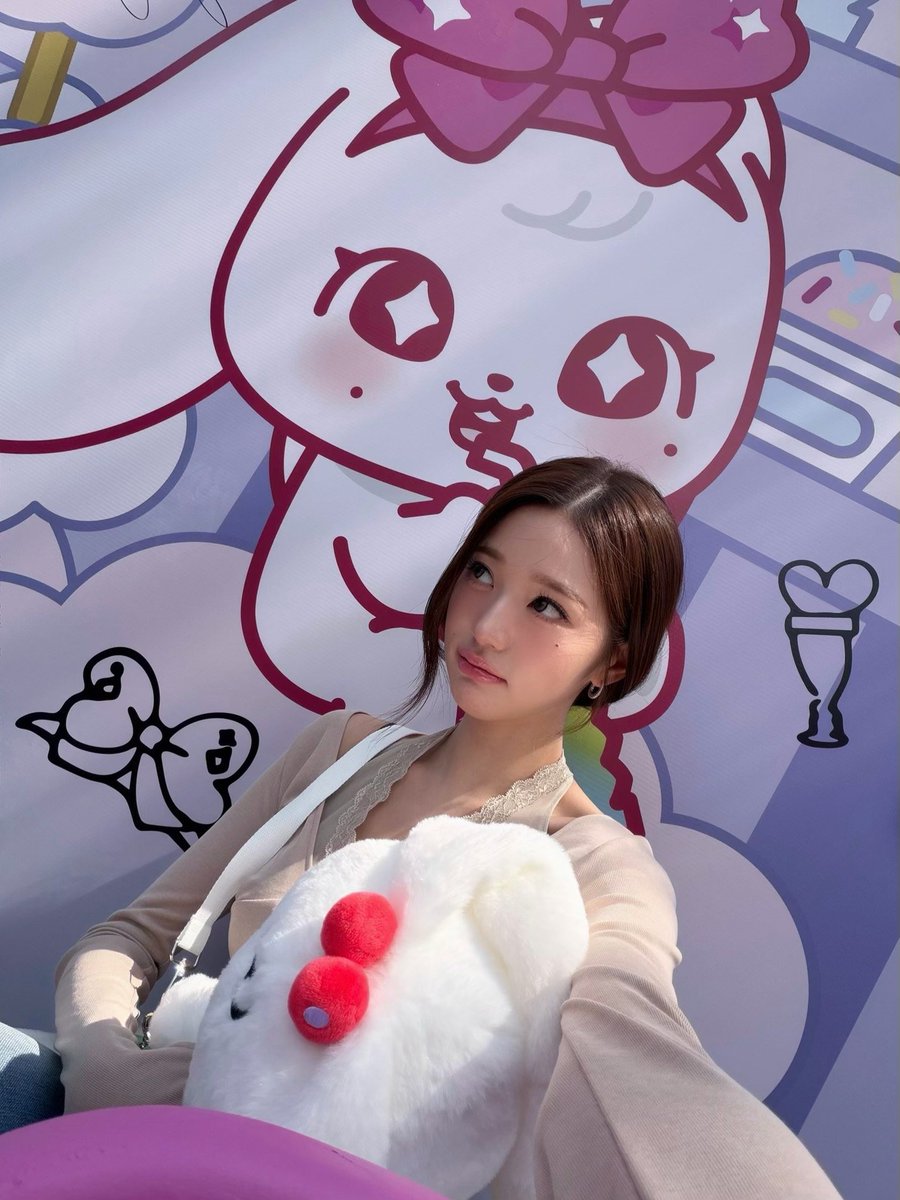 wonrnyoung's tweet photo. for anyone who doesn't know yet, minive is currently collaborating with everland<3 you can meet them there, and of course, there are lots of super cute minive merch to check out too! https://t.co/uxD8507xl7