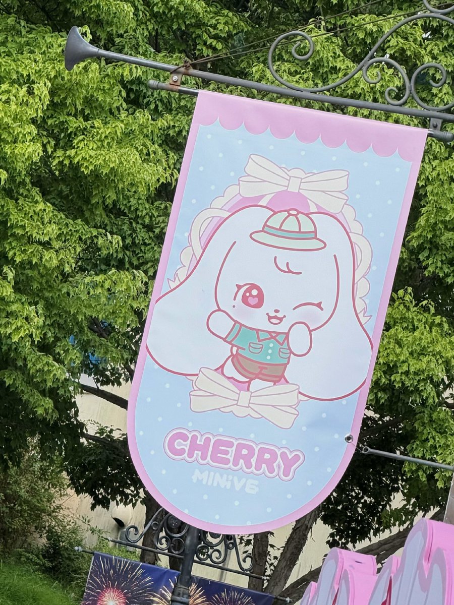 wonrnyoung's tweet photo. for anyone who doesn't know yet, minive is currently collaborating with everland<3 you can meet them there, and of course, there are lots of super cute minive merch to check out too! https://t.co/uxD8507xl7