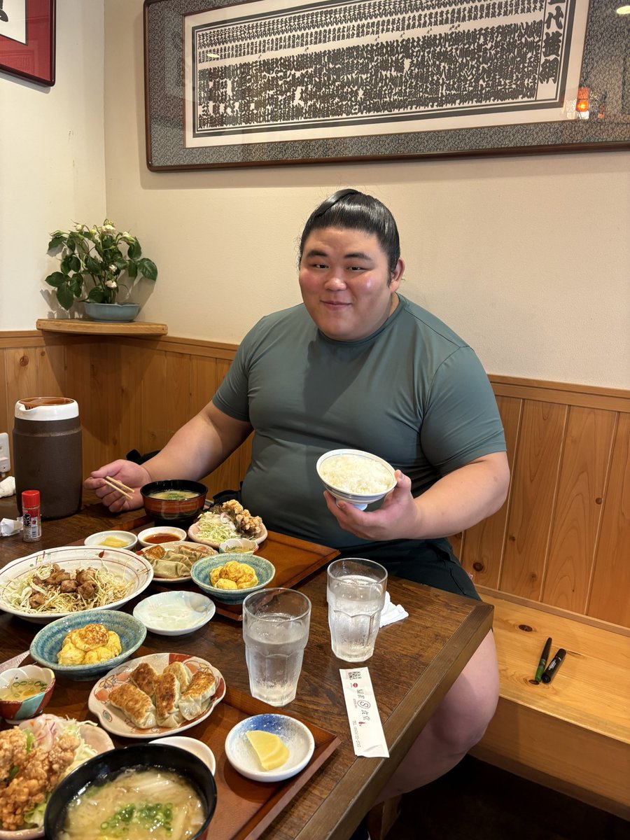 senjyakucom's tweet photo. 私達が応援している伯乃富士関が新小結に昇進されました！
伯乃富士関おめでとうございます！
伯乃富士応援定食『令和の怪物さん定食』は
場所中でのご提供となります。
よろしくお願い致します！ https://t.co/KXzHVUQfXu