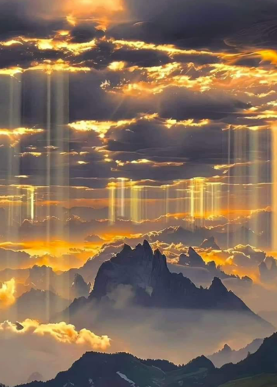 artindetails's tweet photo. crepuscular rays https://t.co/DaUapfpNHA
