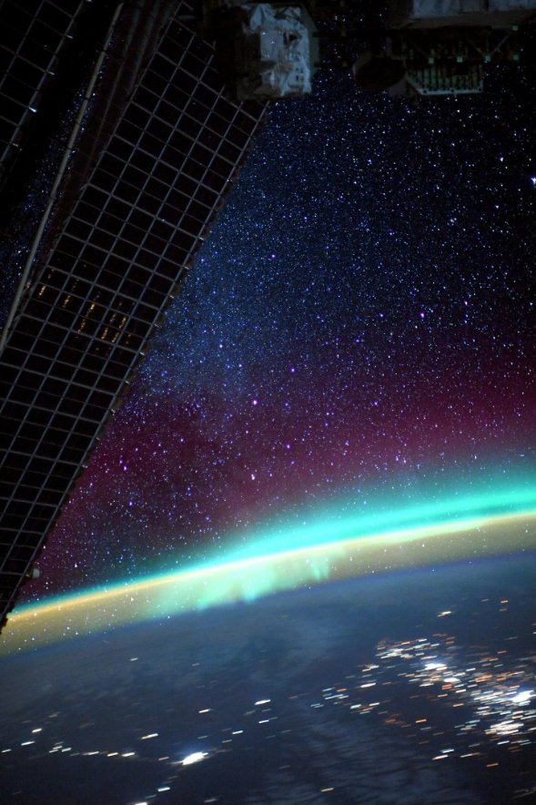 latestincosmos's tweet photo. Night side of Earth and aurora borealis as seen from ISS by Thomas Pesquet🛰️ https://t.co/vUXvJ9qmLp