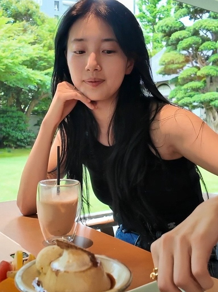 Beba3zy10's tweet photo. POV makan bareng Suzy 🖤🖤 https://t.co/QUAzys2JPz