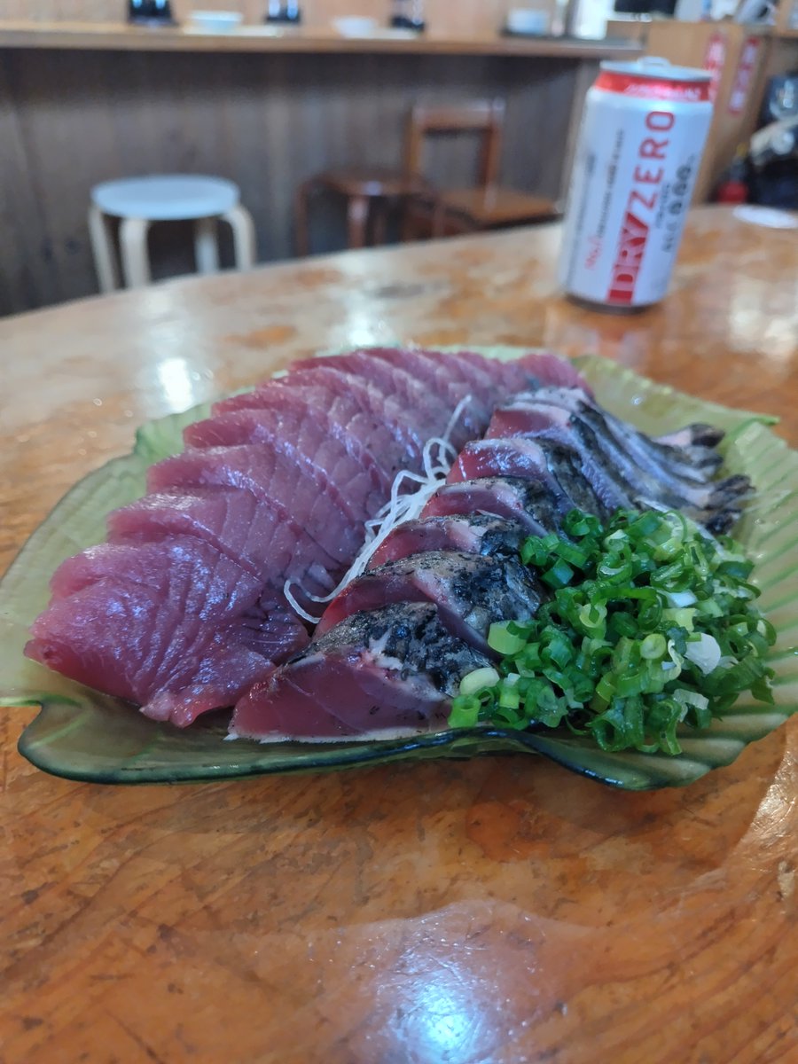 yk8321114's tweet photo. 今日メジカの新子🐟️
道の駅で食べてきた！モチモチで美味しかった🤤

ここからの大正市場なかなかの人で待ったけど、タタキもお刺身も相変わらず美味しい👏👏👏👏👏👏 https://t.co/CDIAwRSPlA