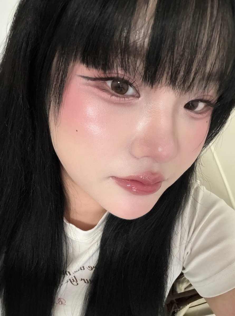 rinibluu's tweet photo. เมคอัพเมื่อวานสวยมากอะ ตาแก้มปาก งานผิวคือที่สุด ยกกล้องขึ้นมาถ่ายบ่อยมาก แต่งตั้งแต่9โมง ยัน4ทุ่ม รูปสุดท้ายคือผมยมแล้ว แต่หน้าไม่หลุด เริ่ดดดด😭🫶🏻 https://t.co/N84tp3cbcu