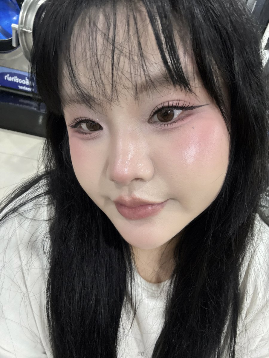 rinibluu's tweet photo. เมคอัพเมื่อวานสวยมากอะ ตาแก้มปาก งานผิวคือที่สุด ยกกล้องขึ้นมาถ่ายบ่อยมาก แต่งตั้งแต่9โมง ยัน4ทุ่ม รูปสุดท้ายคือผมยมแล้ว แต่หน้าไม่หลุด เริ่ดดดด😭🫶🏻 https://t.co/N84tp3cbcu