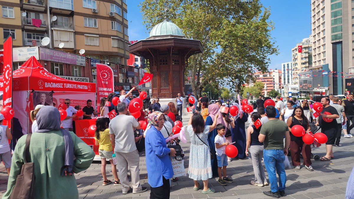 BTPBursail's tweet photo. 30 Ağustos Zafer Bayramı 104. yıl dönümünde, BTP Bursa Teşkilatımız ile Bursa Fomara Meydanında, Milletimiz ile birlikte marşlar, yöresel oyun ve halaylarla coşkuyla kutladık. 

30 Ağustos Zafer Bayramımız kutlu olsun! 🇹🇷 

“Nemiz varsa, bağımsız bir devlet kurmuşsak, hür vatandaş̧ olmuşsak, şerefli insanlar gibi dolaşıyorsak, yurdumuzu Batı’nın, vicdanımızı ve kafamızı Doğu’nun pençesinden kurtarmışsak, şu denizlere bizim diye bakıyor, bu topraklarda ana bağrının sıcağını duyuyorsak, belki nefes alıyorsak, hepsini, her şeyi 30 Ağustos Zaferi’ne borçluyuz.”
Falih Rıfkı Atay 

104 yıl sonra da, kıyamete kadar da... 

#30ağustoszaferbayramı
#30ağustoszaferbayramımızkutluolsun
#zaferbayramı
#atatürk