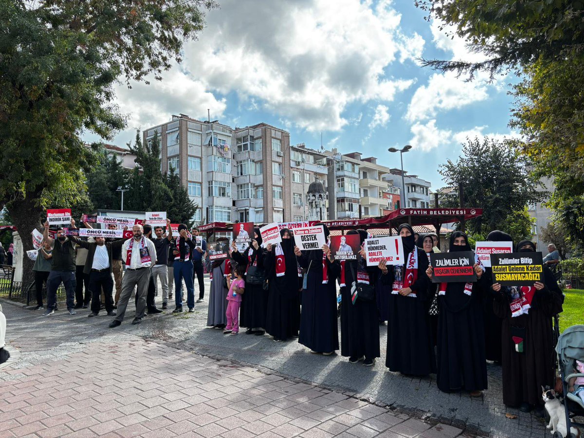 fharekeistanbul's tweet photo. İstanbul Furkan Hareketi olarak, hukuksuzca gözaltına alınan kardeşlerimiz için emniyet önündeki bekleyişimizi 14 saattir sürdürüyoruz.

Kardeşlerimizi alana kadar buradan ayrılmayacağız.

Emniyet Suçişliyor
DinDüşmanıKomite IşBaşında https://t.co/18BdibuRIG
