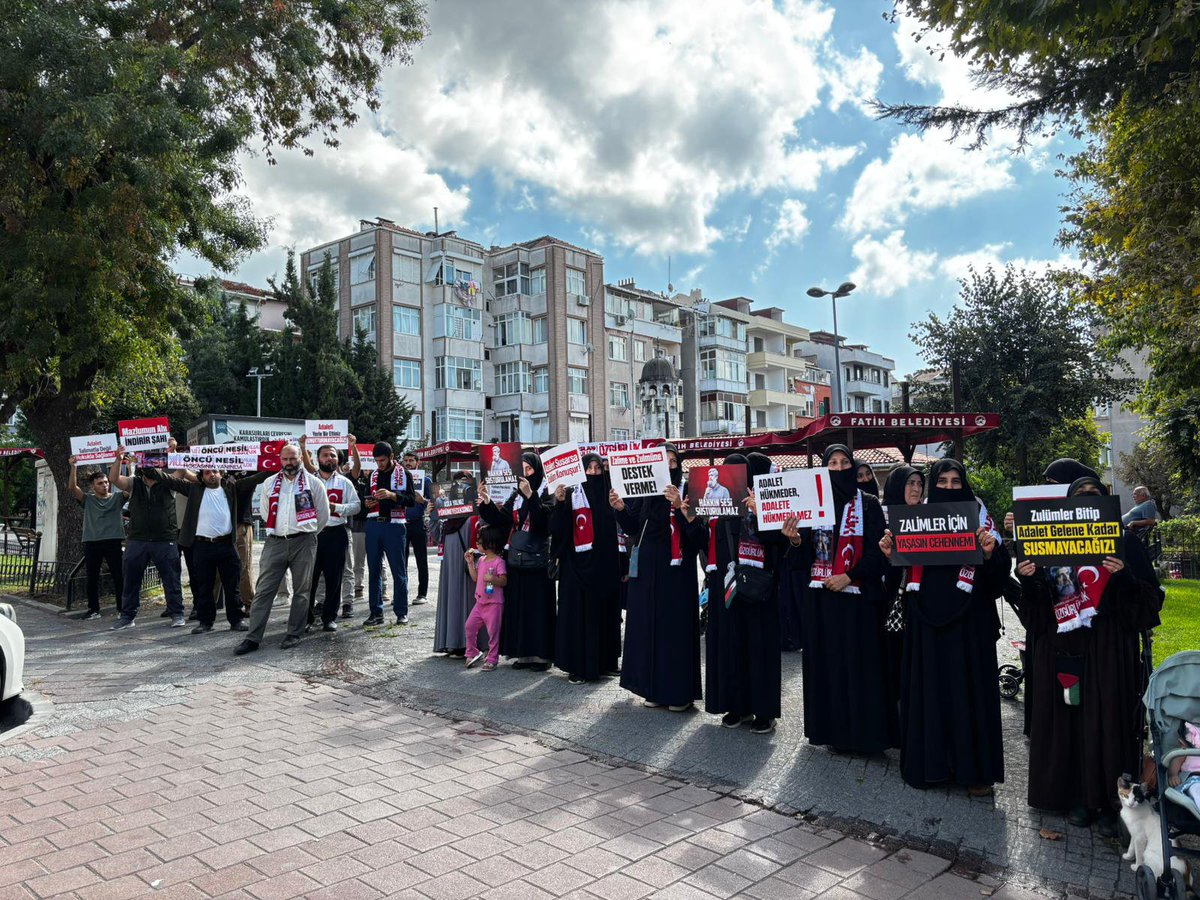 fharekeistanbul's tweet photo. İstanbul Furkan Hareketi olarak, hukuksuzca gözaltına alınan kardeşlerimiz için emniyet önündeki bekleyişimizi 14 saattir sürdürüyoruz.

Kardeşlerimizi alana kadar buradan ayrılmayacağız.

Emniyet Suçişliyor
DinDüşmanıKomite IşBaşında https://t.co/18BdibuRIG