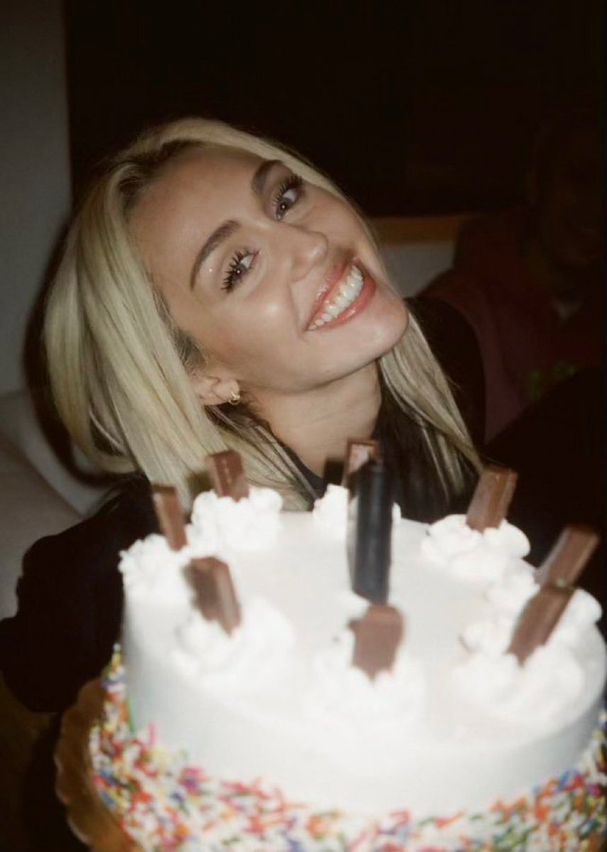 KaitlynDevpqst's tweet photo. Are you happy for me 💕 https://t.co/m85cpEboQg