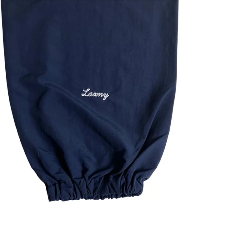 LAXNYSAMURAI's tweet photo. 新商品のLAXNYナイロンパンツ。

ウシオ社長からも
「これ送って」と連絡が。

軽くてラフに穿けるのに、
コットンタッチの風合いでスポーティーになりすぎない。

夏の終わりから長く使える一本です。

▼CHECK
🔗楽天：https://t.co/aTn5He0WH1
🔗Yahoo：https://t.co/lSTxf0LqML https://t.co/Ku3z5UWRzt
