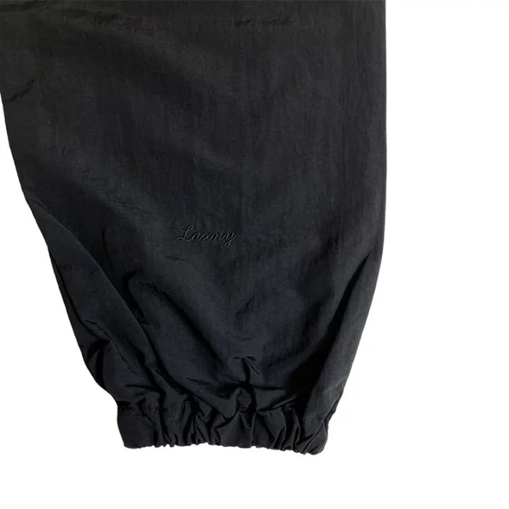 LAXNYSAMURAI's tweet photo. 新商品のLAXNYナイロンパンツ。

ウシオ社長からも
「これ送って」と連絡が。

軽くてラフに穿けるのに、
コットンタッチの風合いでスポーティーになりすぎない。

夏の終わりから長く使える一本です。

▼CHECK
🔗楽天：https://t.co/aTn5He0WH1
🔗Yahoo：https://t.co/lSTxf0LqML https://t.co/Ku3z5UWRzt