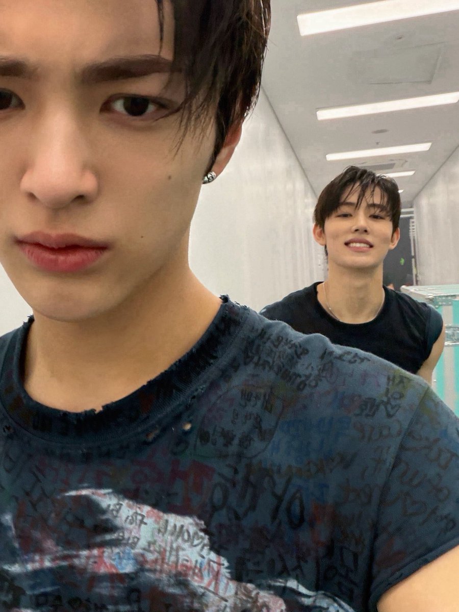 eomseaniee's tweet photo. Keonho weverse update with #seonghyeon 

“Bring me the change/left over, eom seonghyeon” 

and keonho also wrote a comment: 
“Good job, sseongyeonie”

09z my babies😭🤏🏻 https://t.co/oNbqA9gNqF