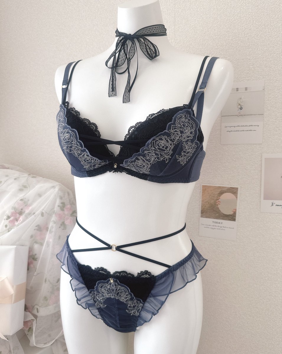 LuvAnthology's tweet photo. ꒰ 大人の無駄ひもランジェ ꒱
𝐷𝑒𝑗𝑎𝑣𝑢シリーズいよいよ明日発売♡ネイビー×ブラックのバイカラーが大人可愛い🪽⋆.* https://t.co/38hkM4nhny