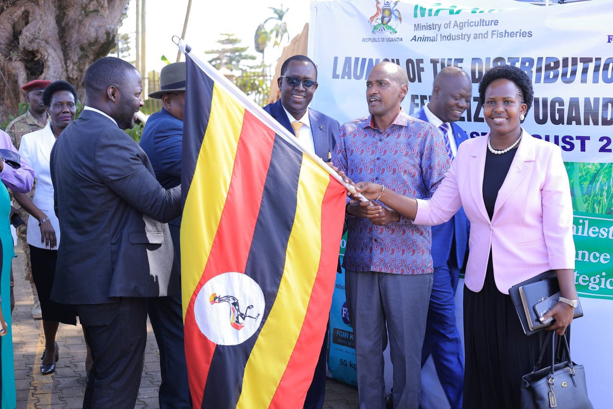 GcicAgriculture's tweet photo. @GovUganda has launched the distribution of 173,913 bags of fertiliser to targeted farmers, especially those in strategic enterprises such as coffee, tea and cocoa, to restore soil fertility, boost productivity and improve household incomes.@MAAIF_Uganda @DESIREtheFARMER https://t.co/ggFizEz3lm